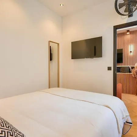 Stylish & Modern With Jacuzzi - Apartment